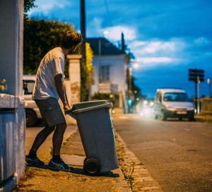 Les bacs doivent être présentés sur la voirie la veille du jour de collecte et doivent impérativement être rentrés à la fin de la journée pour ne pas rester sur la voie publique, comme le stipule le Code de l’Environnement, et conformément à la loi n°75-633 du 15 juillet 1975 relative à l’élimination des déchets.