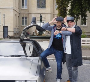 Nicolas Deschamps et Alexandre Révérend, à côté d’une Dolorean identique à celle de Retour vers le futur.
