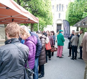 Depuis le mois d’avril, de 8h30 à 12h, le petit marché installé place de l’église à Vernonnet se pérennise. Ayant passé confortablement la période d’essai, il s’installe définitivement pour cette rentrée 2017, avec ses exposants de qualité, dont un vendeur de fruits et légumes et un fromager.