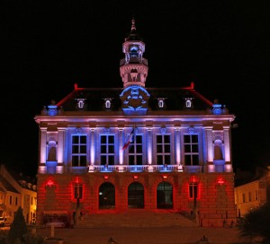 ILLUMINATIONS MAIRIE > Ça y est, l’hôtel de ville est à son tour éclairé, au même titre que les autres monuments emblématiques de la ville. Économe en énergie, la mise en lumière s’effectue par petites touches, grâce à des dizaines d’emplacements LED. Le vitrail côté fontaine, le campanile (tour) et les colonnes sont particulièrement mis en valeur.