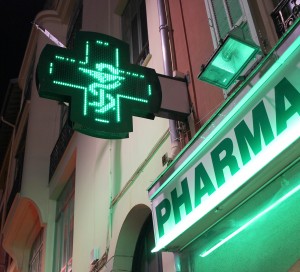 Vernon compte neuf pharmacies dont celle de la gare qui a déménagé récemment dans le nouvel éco-quartier Fieschi. Contrairement aux idées reçues, toutes sont amenées, à tour de rôle, à tenir la fonction de pharmacie de garde.