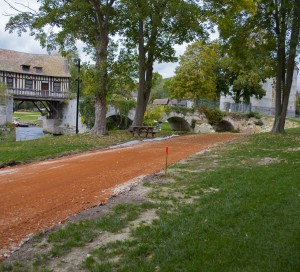 Le projet, porté par le Département de l’Eure, se concrétise considérablement depuis le milieu du mois de septembre. La première phase des travaux reliera Vernonnet à Manitot. La future piste cyclable, formidable levier touristique pour la ville, sera opérationnelle à la fin de l’année. Elle sera également pourvue, d’ici le premier semestre 2018, d’une connexion WiFi gratuite !