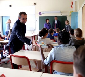 Sébastien Lecornu a remis aux élèves vernonnais de 6e l’œuvre de Jules Verne, « Le Tour du Monde en 80 jours ».