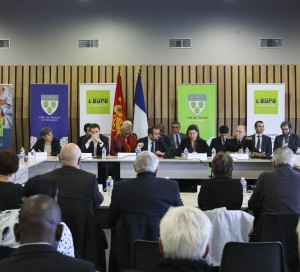 Les associations caritatives locales ont accueilli la Ministre de la Santé et des Solidarités, Agnès Buzyn, le 28 novembre dernier à l’Espace Simone-Veil, aux Boutardes. Accompagnée de Sébastien Lecornu, François Ouzilleau et du Préfet de l’Eure, elle a participé à une table ronde afin d’échanger sur les actions menées en faveur des plus démunis, et a souligné l’excellent travail de coordination mené par la Ville. La Ministre, qui revendique l’importance de « se nourrir des expériences de terrain », a notamment promis qu’en ce qui concerne l’aide alimentaire, le gouvernement serait mobilisé pour maintenir les aides européennes aux associations.