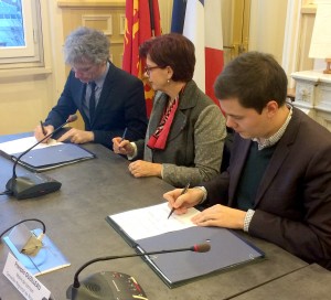 Patrice Durand, inspecteur d’académie adjoint, Anne Frackowiak-Jacobs, sous-préfète des Andelys, et François Ouzilleau, maire de Vernon, lors de la signature de la stratégie territoriale de sécurité et de prévention de la délinquance.