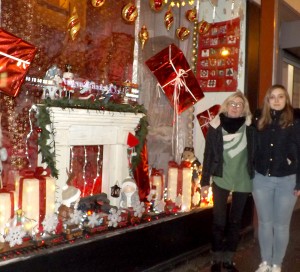 Corinne Gicquel, la patronne de la Tanière des P’tits monstres, est particulièrement fière de ses vitrines. Une différente tous les mois, ou presque. En ce moment, c’est celle de Noël qui attire le regard.