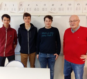 Les lycéens Adrien, Aymeric et Rafaël accompagnés d’Hervé Herry, conseiller municipal en charge de la Communauté des villes Ariane pour Vernon.