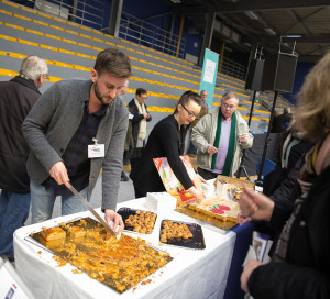 Depuis plusieurs années, la cérémonie des vœux est l’occasion de mettre en valeur les savoir-faire locaux. Une trentaine de commerçants et de producteurs de Vernon ont été invités à participer au buffet pour présenter leurs produits. Ainsi, par exemple, la boulangerie Rose sera de nouveau au rendez-vous pour la cérémonie du 27 janvier.