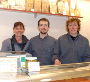 L'équipe du magasin : Martine, Johannes et Agosthina.