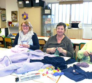 Un atelier pour ceux qui ne vont pas forcément très bien, mais pas que. La chaleur humaine est le maître-mot de cette association où le tricot permet de se sentir mieux.