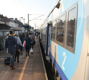 photo train et voyageurs