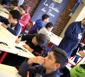 Sébastien Lecornu s’est improvisé prof de Lettres à l’occasion de la Dictée du Tour de France au collège César-Lemaître.