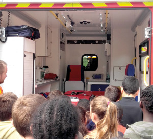 Le 15 mai était un « jour rouge » pour les élèves et les instituteurs de l’école élémentaire Pierre Bonnard. Une journée placée sous le signe des pompiers avec l’organisation d’un grand exercice incendie. Le thème retenu était un feu de chaufferie. Avec des objectifs techniques pour les pompiers, en prévision des travaux à venir dans l’établissement. Mais aussi et surtout un objectif pédagogique : informer les enfants sur les procédures, les entraîner et les rassurer en cas de sinistre et responsabiliser au maximum les encadrants. Objectifs atteints !