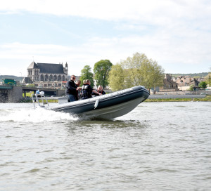 Baptisé Le Clemenceau, le nouveau bateau de la police municipale de Vernon sillonnera la Seine à partir du mois de juin. Une fois le permis bateau obtenu et sa formation terminée, la brigade fluviale sera habilitée à constater les infractions afin d’assurer la sécurité et la tranquillité, notamment lors des grands événements comme le feu d’artifice ou le Tour de France. À bord de la navette ou depuis les berges du fleuve, les policiers procèderont à des contrôles administratifs mais également de vitesse et de pollution.