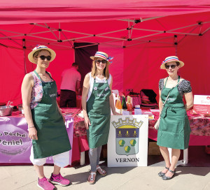 Dans le cadre du jumelage de notre ville, un petit groupe de commerçants (Anne Lavialle, M. et Mme Véniel) est parti à la foire de Massa, en Italie, pour représenter Vernon, accompagné d’un membre du comité de jumelage et de Nathalie Roger, conseillère municipale en charge des relations avec les villes jumelées. Le stand vernonnais installé au cœur de la foire a été l’occasion de faire découvrir aux visiteurs les produits normands et de faire rayonner notre territoire. Dans quelques jours, c’est à notre tour d’accueillir nos villes jumelées. Rendez-vous à la Foire de Vernon le premier week-end de juin !