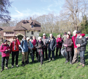 Enthousiasme chevillé aux crampons, les marcheurs traînent leurs semelles de vent dans les sentiers normands