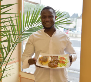 Restaurant des Tourelles : le Sénégal est juste de l’autre côté du pont.