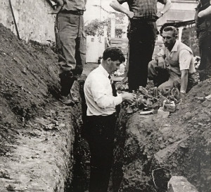 Octobre 1964. Au bas de l’avenue de l’Ardèche, des ouvriers mettent à jour un sarcophage en pierre de Vernon.
