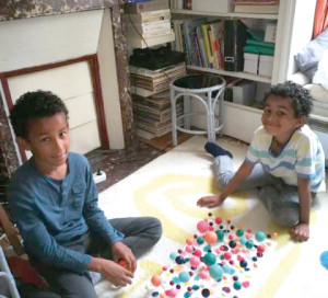 Ruben Edmond Demilly a huit ans, il est l’auteur de cette œuvre qui remporte le concours organisé à l’occasion du passage du Tour de France à Vernon. À l’invitation d’Olivier Gerval - l’artiste créateur des statues People qui décorent le parc des Tourelles à Vernonnet - les jeunes de 7 à 14 ans étaient invités à représenter une foule avec la technique de leur choix. Le lauréat a remporté un vélo offert par Carrefour Vernon qui lui sera remis le 14 juillet.