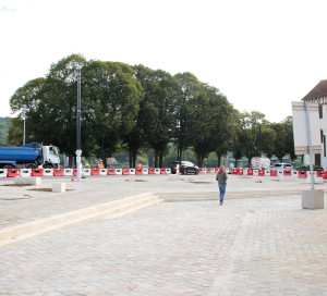 Une nouvelle place pavée vient d’être aménagée au niveau des intersections entre la rue Potard et la rue Carnot. Des candélabres doivent encore y être installés ainsi qu’un passage protégé entre la place et le quai de Seine. La deuxième phase du chantier a lieu courant septembre avec l’aménagement de l’avenue de Rouen jusqu’à l’avenue Foch.