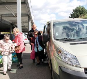 Avec le transport à la demande, les séniors peuvent se rendre au supermarché quand ils le souhaitent, le tout gratuitement.