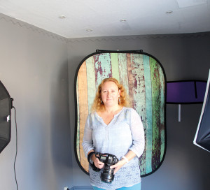 Dans son studio, Valérie a choisi le minimalisme : « un fond, des spots et l’âme de la personne photographiée ».