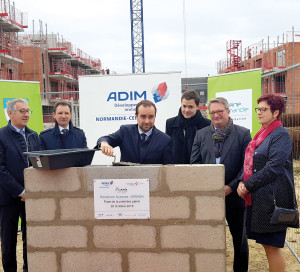 Le Premier Maire-Adjoint de Vernon et Président Délégué de Seine Normandie Agglomération a été promu lors du remaniement ministériel du 16 octobre. Sébastien Lecornu est désormais ministre des collectivités territoriales auprès de la ministre de la cohésion des territoires et des relations avec les collectivités territoriales. Un poste sur-mesure pour ce Vernonnais de 32 ans dont la politique locale constitue l’ADN. L'ancien président du Département de l'Eure est entré au gouvernement en juin 2017, en tant que secrétaire d’Etat à la transition écologique. Ce fin connaisseur des rouages des collectivités aura désormais pour objectif de faire rayonner les territoires. « Il s’agit d’une excellente nouvelle pour Vernon et son agglomération » ont salué le maire, François Ouzilleau, et le président de SNA, Frédéric Duché.