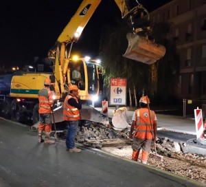 La transformation de l’avenue de Rouen en boulevard urbain progresse rapidement. Après deux interventions nocturnes, la chaussée a été rabotée, réglée et couverte de revêtement entre le giratoire du pont Clémenceau et la rue du Point du jour. Les travaux continuent pour réaliser cet engagement de Vernon Mérite Mieux ! (proposition n°25).