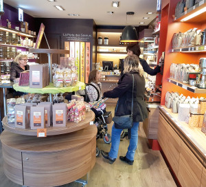 « Des macarons ! Et aussi du chocolat, c’est trop bon ! ». Annabelle, 6 ans, trépigne d’impatience en entrant dans une boutique vernonnaise qu’elle reconnaîtrait entre mille. « Papa, il achète différents goûts de café et d’infusions, et quand tout est fini, on revient ! ». Sylvie, sa maman confirme : « Nous sommes des habitués qui venons des Yvelines faire nos courses à Vernon. Les commerçants ici sont très sympas et on est toujours bien reçus ! ». C’est le cas notamment chez Coffea, où le client qui pousse la porte est immédiatement saisi par les narines pour un voyage au bout du monde. Posé sur l’une des petites tables, la dégustation peut commencer. La multitude des gourmandises offre une excursion en France, les thés et cafés un passeport pour les cinq continents. Et la boutique du torréfacteur s’adapte aux saisons. En ce moment l’automne et Noël sont à l’honneur avec leur cortège d’épices. Sans oublier les superbes boitiers cadeaux à composer pour faire plaisir ou se faire plaisir. Et la dernière trouvaille, ce sont les macarons de Grand-mère Auzou. Un florilège de saveurs, mille délices pour les papilles. Vous savez garder un secret ? Celui au carambar est un délice… n