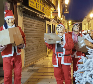 Grâce à leur déguisement, les membres du Club des Commerçants protègent leur anonymat tout en se faisant remarquer !