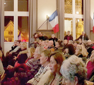 La salle des mariages était comble vendredi 14 décembre pour la dernière grande réunion publique à laquelle 200 personnes ont assisté.