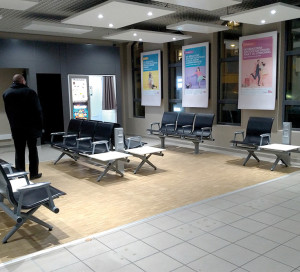 Entamés fin septembre, les travaux à la gare sont terminés. Leur objectif : rendre la zone d’attente accessible à tous les publics. La SNCF en a profité pour relooker ses installations. Plancher en bois, parois vitrées, éclairage et chauffage rénovés dans la salle, nouveaux bancs et abris sur les quais. 370 000 € ont été investis dans ce chantier financé à 75% par la région.