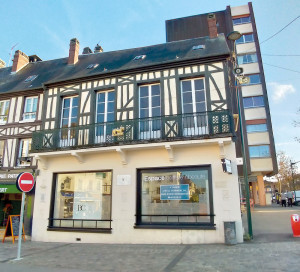 Avec son lion en fer et ses colombages, le bâtiment est emblématique de la place de Gaulle.