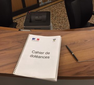 Dans le cadre de ce dialogue avec les Français et avant la rencontre du Président de la République avec les maires de l'Eure le 15 janvier dernier, il a été décidé d’ouvrir des cahiers de doléances dans les mairies et c’est le cas à Vernon. Depuis le 3 janvier, ce cahier est accessible à l’accueil de l’hôtel de ville et sur internet. Il s’agit d’un espace de libre expression où les habitants peuvent formuler leurs suggestions.