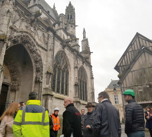 Le 8 février, la réunion de chantier entre l’architecte et les entreprises concernées a sonné le début des travaux pour sauver la collégiale Notre-Dame. La phase 0 est maintenant entamée et les premières actions seront menées en mars. À ce stade, il s’agit de travaux préparatoires : purger les parements dangereux, empêcher l’intrusion des pigeons et nettoyer les fientes. La phase 0 s’étendra jusqu’à début 2020 et sera peu visible du public. La phase 1 prendra ensuite le relais avec des travaux plus lourds, nécessitant des échafaudages extérieurs. Au total, 4 phases se succéderont avec une fin de la restauration prévue pour 2030. Le budget de cette phase préliminaire s’élève à 319 000 €, dont 65 000 € ont été récoltés par la Fondation Vernon Patrimoine présidée par Sébastien Lecornu.
