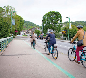 Avec le réaménagement des berges et la Seine à Vélo, les pistes cyclables suivent l’axe du fleuve et
le traversent.