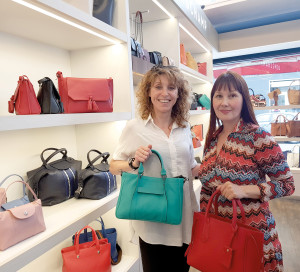 Lena Delorme est épaulée par Véronique, sa conseillère de vente.