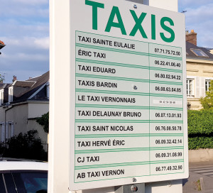 La station de taxis, où l’on trouve tous les numéros de téléphone, est située près de la gare.