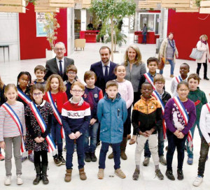 A Vernon, les plus jeunes ont droit à la parole ! Pour cela, ils sont dotés de représentants via le conseil municipal des enfants constitués de 11 élus, et d’autant de suppléants. Chaque membre représente une école de la ville où il a été élu par ses camardes. Ces conseillers municipaux en herbe sont désignés pour deux ans et se réunissent tous les 15 jours. Ils sont force de proposition auprès de la mairie. Auparavant chapeauté par le service éducation de la ville, le conseil municipal des enfants sera désormais lié au service démocratie participative. En effet, ce dernier fonctionne déjà en synergie avec d’autres instances comme le conseil des aînés ou les conseils de quartier. Afin de susciter une émulation positive, tous auront à faire à la même interlocutrice.