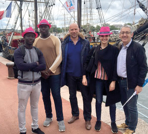 Lors de la parade, des dizaines de voiliers naviguent sur la Seine.