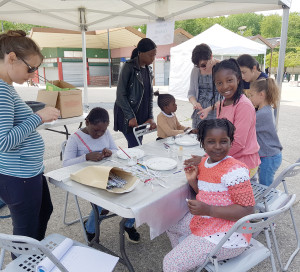 Les enfants ont pu apprendre à fabriquer des bracelets zéro déchet, faire du papier recyclé, jardiner, recycler des déchets dangereux et cuisiner des restes.