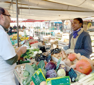 situé au coin de la place du Vieux-René et de l’avenue Pierre Mendès-France, le stand de Marie Malsang est entièrement composé de produits issus de l’agriculture biologique.