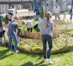 Dernière réalisation en date : le Cœur de Permaculture, devant l’hôtel de ville. Ce potager pédagogique dans un bac de plexiglass transparent illustre la technique de la lasagne qui permet de créer de la terre avec des déchets verts et fumier.