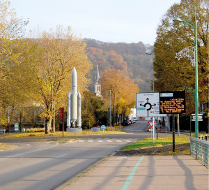 Le 21 juin dernier, 40 jeunes ont eu la chance de visiter le fleuron de l’aérospatiale mondiale : le Salon international de l’aéronautique et de l’espace du Bourget. Tous étaient invités par la ville de Vernon pour les récompenser de leur implication dans un projet mené en partenariat avec l’Education nationale, l’ITII Normandie et Ariane Group. Celui-ci consiste en la réalisation d’une maquette de fusée de 6 mètres qui, une fois terminée, trônera sur le rond-point de Vernonnet. « L’objectif, c’est d’avoir un symbole de l’histoire aérospatiale de Vernon », explique Hervé Herry, conseiller municipal. Une identité que la mairie ne cesse de défendre depuis le retour de Vernon dans la Communauté des Villes Ariane au début du mandat. Ainsi, Vernon sera la marraine officielle d’un tir de la fusée Ariane 5, fin juillet 2019, sur laquelle sera apposé son blason ! Un lancement retransmis en direct à l’hôtel de ville. D’ailleurs, c’est au Campus de l’Espace que se prépare l’avenir spatial européen. En effet, c’est ici qu’est élaboré le moteur Vulcain qui équipera la future Ariane 6 dont le premier vol est fixé au 16 juillet 2020. n