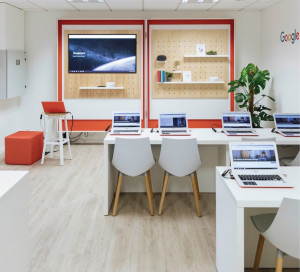 Le 27 septembre, les Ateliers Numériques Google ouvrent officiellement leurs portes sur le Campus de l’Espace. Programme de formations lancé en France par le géant américain du web, ces ateliers s’adressent à tous les professionnels. Le but : les former à développer leurs activités en ligne avec, par exemple, des cours de marketing ou de communication digitale dispensés par des coaches. Si Google a été attiré par l’écosystème du Campus, les formations ne sont pas ouvertes qu’aux startuppeurs mais aussi aux PME, aux autoentrepreneurs, aux demandeurs d’emploi et aux jeunes. Depuis le lancement de ces ateliers, la firme de Mountain View a déjà formé près de 300 000 personnes dans toute la France et ouvert quatre lieux physiques dédiés (à Nancy, Rennes, Montpellier et Saint-Etienne).