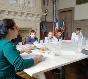 Le Conseil municipal des enfants a tenu sa première réunion de l’année scolaire, mercredi 25 septembre, à la mairie. Ces 11 élèves de CM2, élus en juin 2018 pour deux ans, représentent l’ensemble des écoliers vernonnais et participent à de nombreuses actions citoyennes. Lors de cette réunion, il a été décidé que le conseil siègera désormais dans les différentes écoles, à tour de rôle, afin de mieux connaître les problématiques des élèves. Par ailleurs, trois projets d’envergures ont été évoqués pour 2019-2020 : la formation des conseillers aux PSC1 (premiers secours), des visites des institutions républicaines et la mise en place d’actions écologiques dans les écoles.