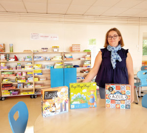 La ludothécaire et ses trois jeux favoris du moment.