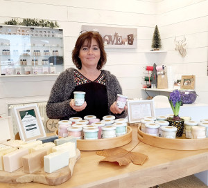 Dans sa boutique, Véronique Villoury a créé une atmosphère chaleureuse et cocooning.