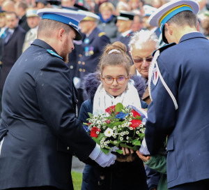 Lundi 11 novembre, les Vernonnais ont célébré la paix et rendu hommage aux morts pour la France lors du 101e anniversaire de l’Armistice de 1918. Des élus du Conseil municipal des enfants ont déposé des gerbes au pied du monument et une aubade a été jouée par l’orchestre de la Philharmonie.