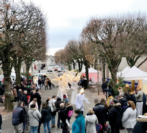 Cela fait 10 ans désormais que Vernonnet scintille tous les ans pour Noël. À l’initiative du Conseil de Quartier, cet après-midi festive et chaleureuse regroupe les services de la ville, le centre social des Pénitents, Eure Habitat, ainsi que les fédérations des parents d’élèves des écoles Pierre Bonnard et des Nymphéas. Ces dernières tiendront un stand de vente de jouets, au profit des coopératives scolaires. Le Père Noël en personne est attendu pour l’occasion !